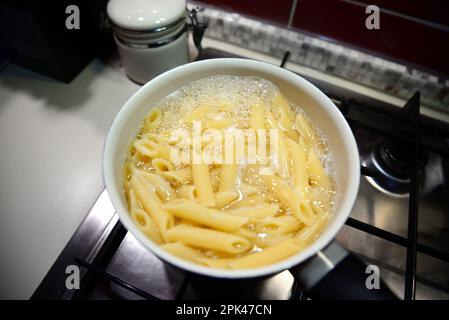 pasta in pentola sul piano di cottura a induzione Foto stock - Alamy