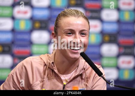 Leah Williamson in Inghilterra durante una conferenza stampa congiunta tenutasi al Wembley Stadium. Donne vincitrici DELL’EURO l’Inghilterra affronta i campioni sudamericani del Brasile nella prima Finalissima delle Donne, che si svolge domani sera. Data immagine: Mercoledì 5 aprile 2023. Foto Stock