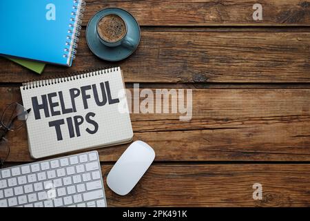 Composizione di posa piatta con frase Suggerimenti utili in notebook su tavolo di legno. Spazio per il testo Foto Stock