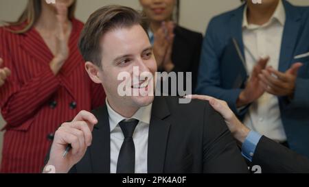 Uomini d'affari e donne d'affari si incontrano con il lavoro di squadra Foto Stock