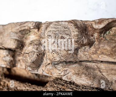 Antiche sculture in legno nella chiesa di Eglwys Grog Mwnt Bay Pembrokeshire West Wales Foto Stock