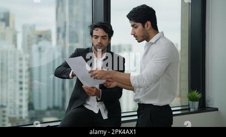 Dirigenti d'affari che lavorano e discutono in ufficio Foto Stock