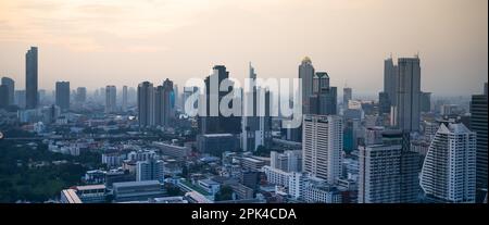 Vista della città su un edificio alto, Torre in metropoli Foto Stock