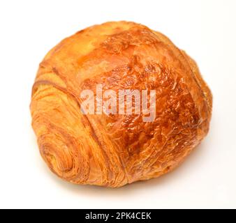 Croissant fresco isolato su sfondo bianco Foto Stock