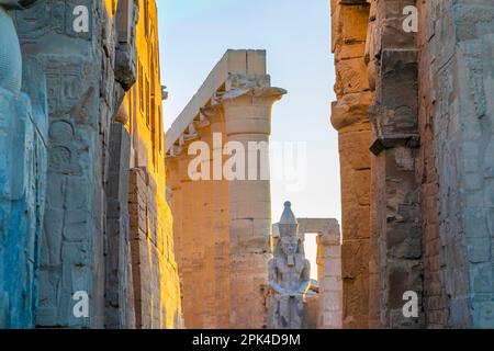 Il Colosso di Ramesses ll nella prima Corte, Tempio di Luxor, Luxor, Egitto, Africa del Nord-Est Foto Stock