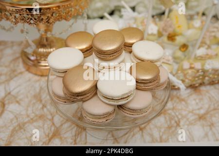 Amaretti di lusso alla vaniglia e al caramello su fondo dorato Foto Stock