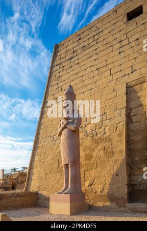Il pilone di Ramesses ll con uno dei Colossi, Luxor Tempio, Luxor, Egitto, Nord Est Africa Foto Stock