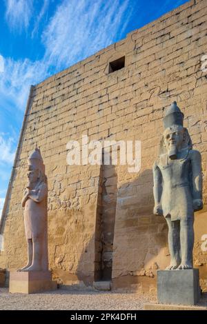 Il pilone di Ramesses ll con uno dei Colossi, Luxor Tempio, Luxor, Egitto, Nord Est Africa Foto Stock