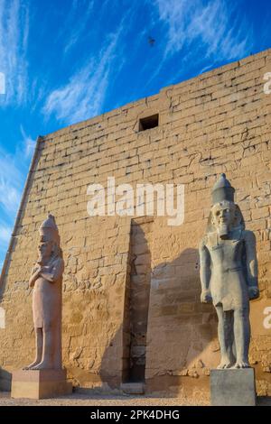 Il pilone di Ramesses ll con uno dei Colossi, Luxor Tempio, Luxor, Egitto, Nord Est Africa Foto Stock