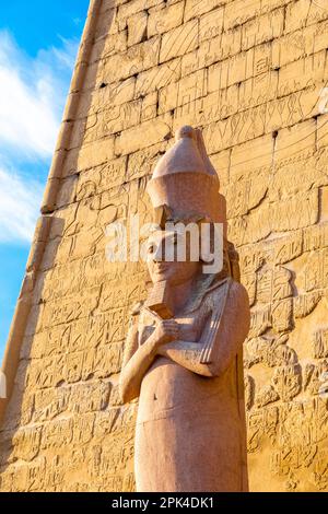 Il pilone di Ramesses ll con uno dei Colossi, Luxor Tempio, Luxor, Egitto, Nord Est Africa Foto Stock
