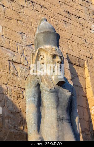 Il pilone di Ramesses ll con uno dei Colossi, Luxor Tempio, Luxor, Egitto, Nord Est Africa Foto Stock
