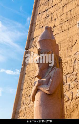 Il pilone di Ramesses ll con uno dei Colossi, Luxor Tempio, Luxor, Egitto, Nord Est Africa Foto Stock