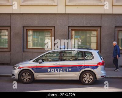 Vienna, Austria - 11 agosto 2022: Auto della polizia austriaca. Immagine editoriale illustrativa dell'attacco terroristico della polizia Austria. ISIS, la minaccia terroristica dell'ISIL. Foto Stock