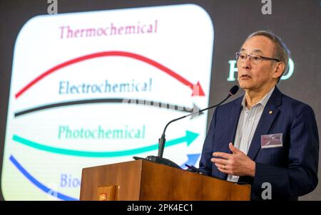 Il professor Steven Chu, premio Nobel per la fisica ed ex segretario americano per l'energia, interviene durante il Forum del Presidente dell'HKU - Scienza e Società all'Università di Hong Kong (HKU), Pok fu Lam. 03APR23 SCMP / maggio TSE Foto Stock