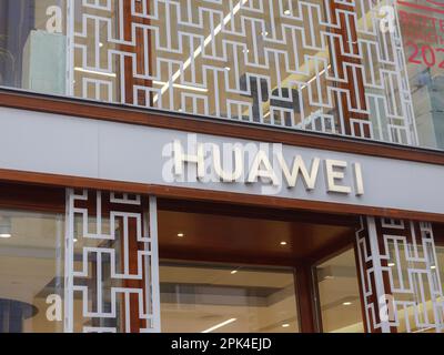 Vienna, Austria - 8 agosto 2022: Logo Huawei sulla vecchia parete dell'edificio. Huawei è leader mondiale nella fornitura di tecnologie per l'informazione e le comunicazioni Foto Stock