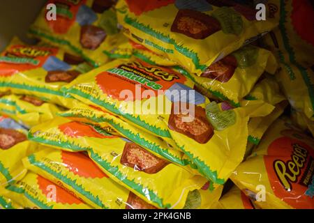 Albuquerque, Stati Uniti. 05th Apr, 2023. Le miniature Reese's Peanut Butter Cup sono esposte in un negozio Target il 5 aprile 2023 ad Albuquerque, New Mexico. Un rapporto dal servizio di consegna della drogheria Instacart ha recentemente rivelato le dieci caramelle di Pasqua più popolari dal 2022 con le uova di burro di arachidi di Reese in cima alla lista. (Foto di Sam Wasson/Sipa USA) Credit: Sipa USA/Alamy Live News Foto Stock
