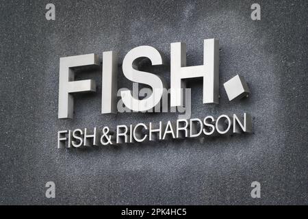 Washington, DC - 3 aprile 2023: Fish Richardson P.C. logo sulla parete dell'edificio dell'ufficio. Questo studio legale globale sui brevetti è stato fondato nel 1878 Foto Stock