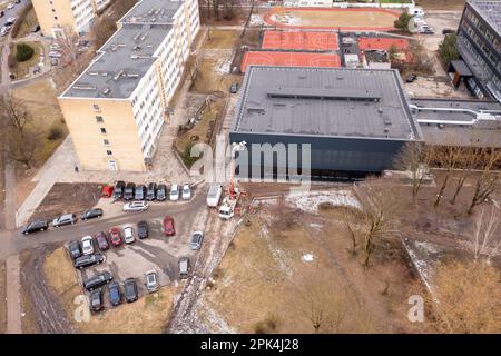 Fotografia di droni di persone che mettono segno su un edificio durante la mattina nuvolosa primavera. Vista ad angolo alto Foto Stock