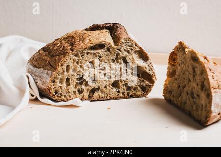 Pane di segale appena sfornato su un tavolo di legno, primo piano. Foto Stock