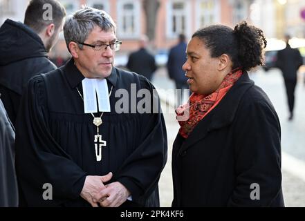 05 aprile 2023, Turingia, Mühlhausen: Doreen Denstädt (Bündnis90/Die Grünen), Ministro della Giustizia della Turingia, e il Vescovo Friedrich Kramer si parlano tra loro di fronte alla Chiesa di Divi Blasii dopo il servizio commemorativo per le vittime di un incidente stradale con sette morti. Il 1 aprile, una macchina era entrata nel traffico in arrivo sulla circonvallazione di Bad Langensanza e vi si scontrò con due veicoli. Queste due auto scoppiarono immediatamente in fiamme e si bruciarono. Tra i morti ci sono cinque adolescenti di 19 anni. Foto: Martin Schutt/dpa Foto Stock