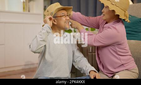 Abbigliamento e roba da imballaggio per coppie senior per il viaggio Foto Stock