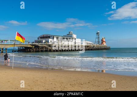 Bournemouth, Regno Unito - Aprile 2nd 2023: Una bandiera del bagnino RNLI sulla spiaggia di Bournemouth di fronte al molo. Foto Stock