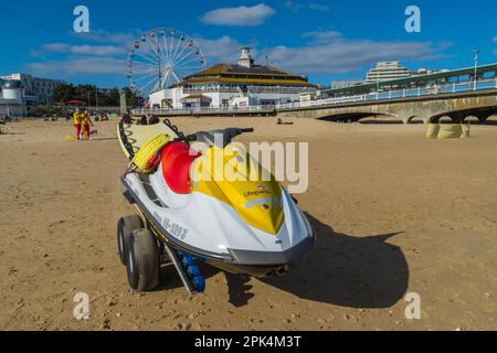 Bournemouth, Regno Unito - Aprile 2nd 2023: RNLI Lifeguard Jet Ski sulla spiaggia di Bournemouth, di fronte al molo. Foto Stock