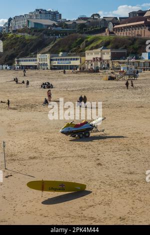 Bournemouth, Regno Unito - Aprile 2nd 2023: Un banco di salvataggio RNLI e moto d'acqua sulla spiaggia di Bournemouth. Foto Stock