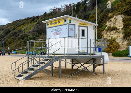 Bournemouth, Regno Unito - Marzo 26th 2023: RNLI Life Guard Post sulla spiaggia. Foto Stock