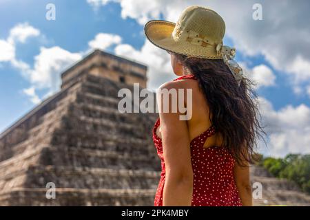 Donna turistica osservando la vecchia piramide e tempio del castello di architettura Maya noto come chichen itza, queste sono le rovine di questo antico Foto Stock