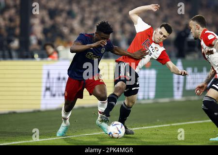 ROTTERDAM - (lr) Mohammed Kudus di Ajax, Oussama Idrissi di Feyenoord durante la Semifinale della Coppa Toto KNVB tra Feyenoord e Ajax allo Stadion de Kuip di Feyenoord il 5 aprile 2023 a Rotterdam, Paesi Bassi. ANP KOEN VAN WEEL Foto Stock