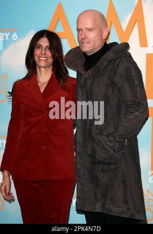 Renée Wolfe e Marc Forster assistono alla fotocellula 'Un uomo chiamato otto' al Corinthia Hotel di Londra. Foto Stock