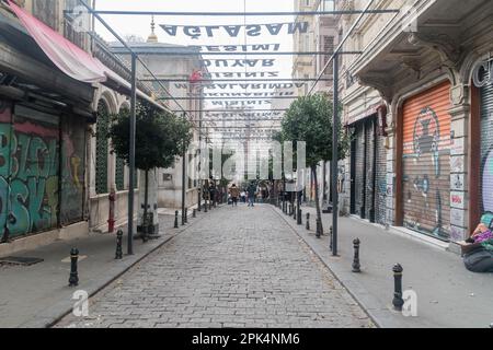 Istanbul, Turchia - 11 dicembre 2022: Strada pedonale a Istanbul. Foto Stock
