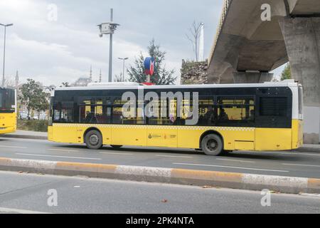 Istanbul, Turchia - 11 dicembre 2022: Autobus di trasporto pubblico a Istanbul. Foto Stock