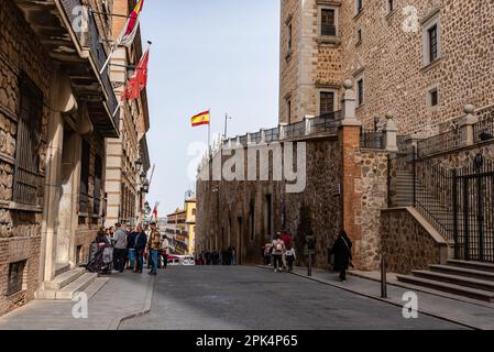 Toledo, Spagna - 19 febbraio 2023: Scena di strada nel centro storico della città. Alcazar di Toledo Foto Stock