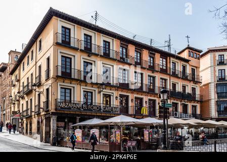 Toledo, Spagna - 19 febbraio 2023: Piazza di Zocodover nel centro storico della città. Foto Stock