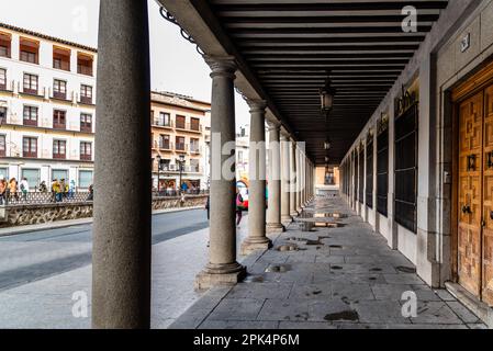 Toledo, Spagna - 19 febbraio 2023: Colonnato nella piazza di Zocodover nel centro storico della città. Foto Stock