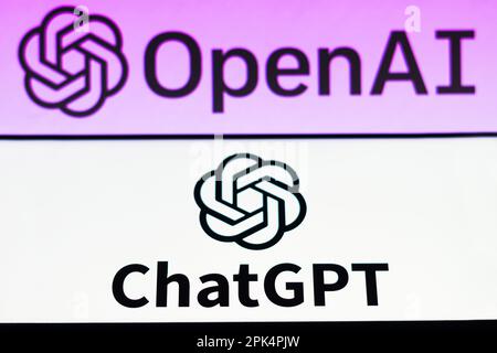 In questa foto, il logo ChatGPT è visualizzato su uno smartphone e il logo della società OpenAI sullo sfondo. Foto Stock