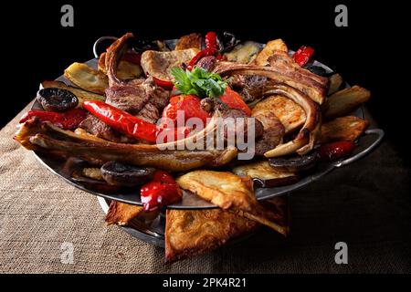 Tenere costolette alla griglia con verdure di stagione e patate arrosto Foto Stock