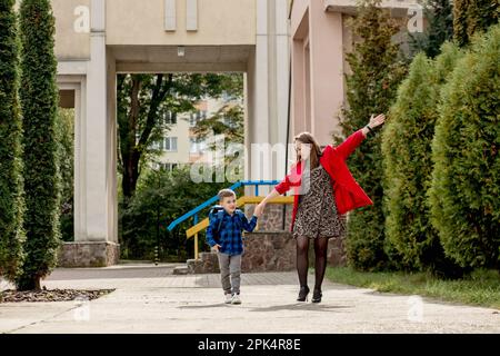 Il piccolo primo livellatore con uno zaino blu va a scuola. Foto Stock