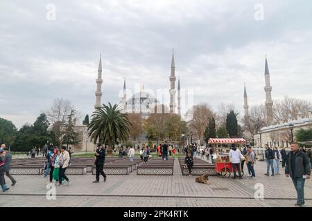 Istanbul, Turchia - 10 dicembre 2022: La Moschea Blu conosciuta anche come Moschea Sultana Ahmed. Foto Stock