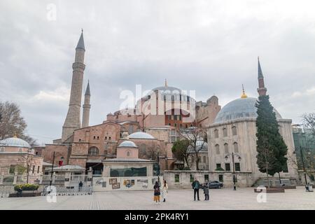 Istanbul, Turchia - 10 dicembre 2022: Grande moschea di Hagia Sophia (Ayasofya Camii). Foto Stock