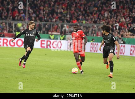 Monaco di Baviera, Germania . 04th Apr, 2023. MONACO di Baviera, GERMANIA - 04 APRILE: 2 Dayot UPAMECANO del FC Bayern vs #25 Kilian SILDILLIA e #9 Lucas HöLER, Hoeler durante l'incontro di Quarterfinale della DFB Cup tra il FC Bayern Muenchen e il SC Freiburg all'Allianz Arena il 04 aprile 2023 a Monaco di Baviera, Germania.DFB-Pokal - Coppa DFB - partita di calcio tra il FC Bayern Muenchen e il SC FREIBURG a Monaco di Baviera su 4. Aprile 2023, 1:2 - DFB Fussball, (Foto e copyright @ ATP images/Arthur THILL (THILL Arthur/ATP/SPP) Credit: SPP Sport Press Photo. /Alamy Live News Foto Stock