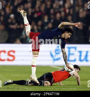 ROTTERDAM - (lr) Jorge Sanchez di Ajax, Oussama Idrissi di Feyenoord durante la Semifinale della Coppa Toto KNVB tra Feyenoord e Ajax allo Stadion de Kuip di Feyenoord il 5 aprile 2023 a Rotterdam, Paesi Bassi. ANP KOEN VAN WEEL Foto Stock