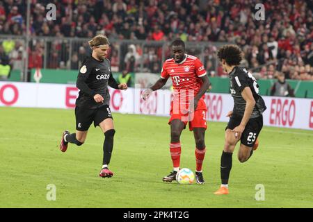 Monaco di Baviera, Germania . 04th Apr, 2023. MONACO di Baviera, GERMANIA - 04 APRILE: 2 Dayot UPAMECANO del FC Bayern vs #25 Kilian SILDILLIA e #9 Lucas HöLER, Hoeler durante l'incontro di Quarterfinale della DFB Cup tra il FC Bayern Muenchen e il SC Freiburg all'Allianz Arena il 04 aprile 2023 a Monaco di Baviera, Germania.DFB-Pokal - Coppa DFB - partita di calcio tra il FC Bayern Muenchen e il SC FREIBURG a Monaco di Baviera su 4. Aprile 2023, 1:2 - DFB Fussball, (Foto e copyright @ ATP images/Arthur THILL (THILL Arthur/ATP/SPP) Credit: SPP Sport Press Photo. /Alamy Live News Foto Stock