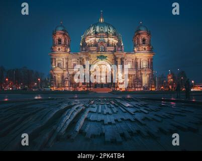 Vista della cattedrale di Berlino da Lustgarten di notte - Berlino, Germania Foto Stock