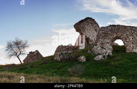 I ruderi dell'abbandonato castello medievale di Aidone chiamato Castellaccio nella provincia di Enna in Sicilia Foto Stock