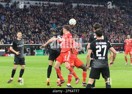 Monaco di Baviera, Germania . 04th Apr, 2023. MONACO di Baviera, GERMANIA - APRILE 04: #25 Kilian SILDILLIA di Friburgo vs 2 Dayot UPAMECANO, 5 Benjamin PAVARD, durante la finale della DFB Cup tra il FC Bayern München e SC Friburgo all'Allianz Arena il 04 Aprile 2023 a Monaco di Baviera, Germania.DFB-Pokal - Coppa DFB - partita di calcio tra il FC Bayern Muenchen e il SC FREIBURG a Monaco di Baviera su 4. Aprile 2023, 1:2 - DFB Fussball, (Foto e copyright @ ATP images/Arthur THILL (THILL Arthur/ATP/SPP) Credit: SPP Sport Press Photo. /Alamy Live News Foto Stock