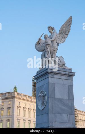 Nike insegna al ragazzo nella storia eroica scultura al Ponte di Schlossbrucke - Berlino, Germania Foto Stock