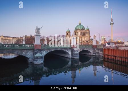 Ponte Schlossbrucke con la cattedrale di Berlino e la torre della televisione Fernsehturm al tramonto - Berlino, Germania Foto Stock